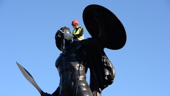 Члени "Грінпіс" прикріпили маски на пам'ятники в Лондоні