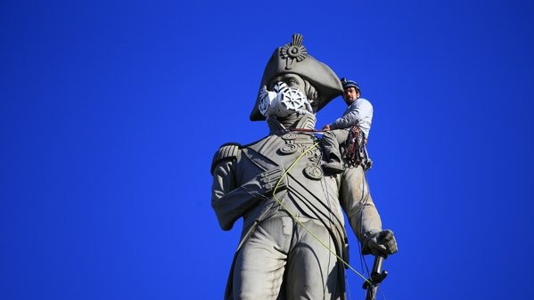 Члени "Грінпіс" прикріпили маски на пам'ятники в Лондоні