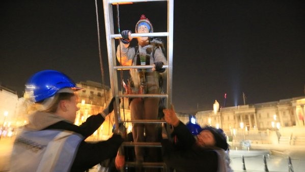 Члени "Грінпіс" прикріпили маски на пам'ятники в Лондоні