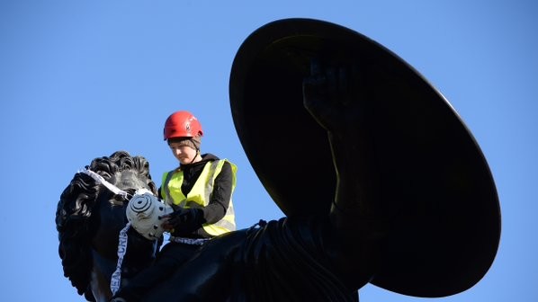 Члени "Грінпіс" прикріпили маски на пам'ятники в Лондоні
