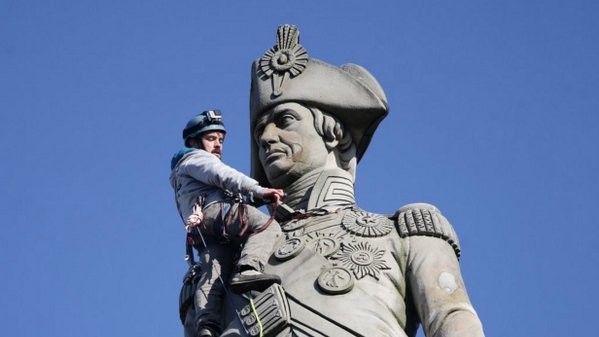 Члени "Грінпіс" прикріпили маски на пам'ятники в Лондоні