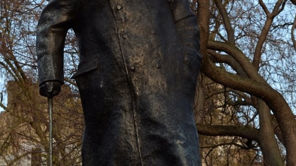 Члени "Грінпіс" прикріпили маски на пам'ятники в Лондоні