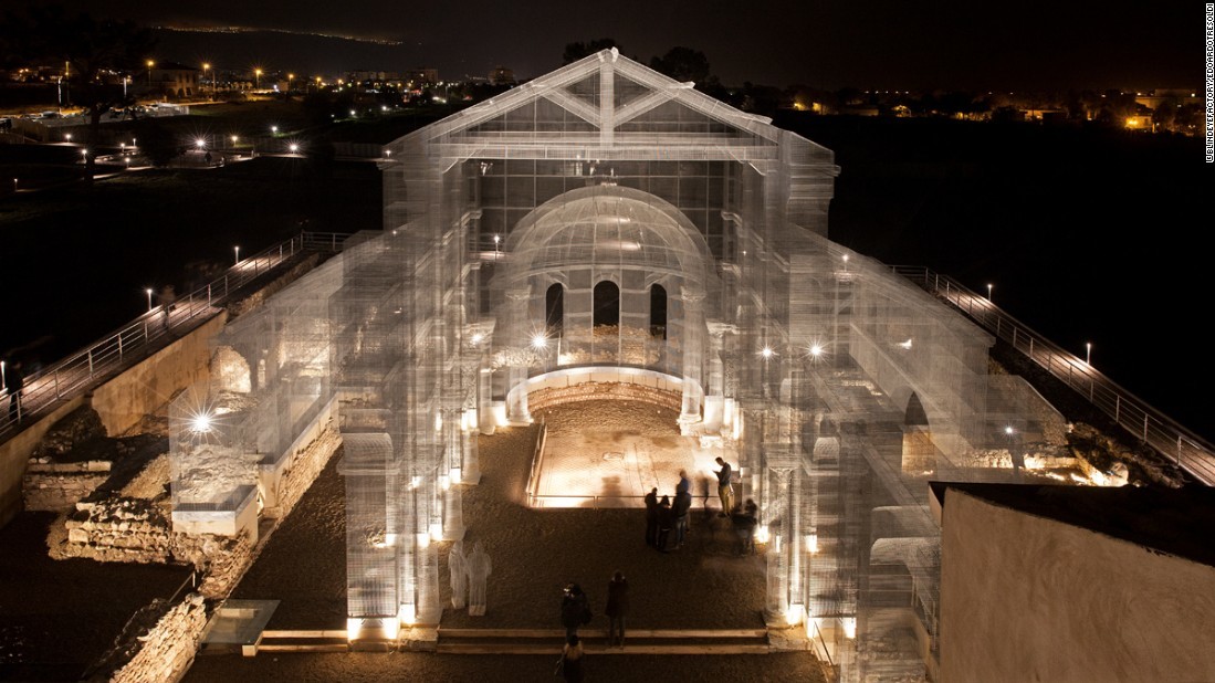 В ночное время церковь подсвечивается изнутри