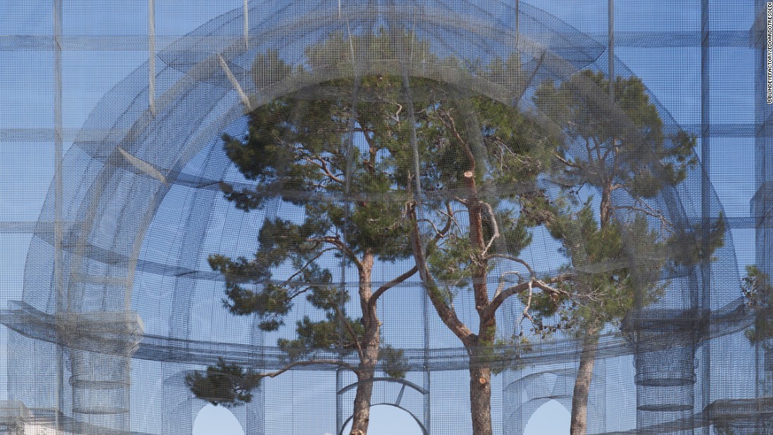 В ночное время церковь подсвечивается изнутри