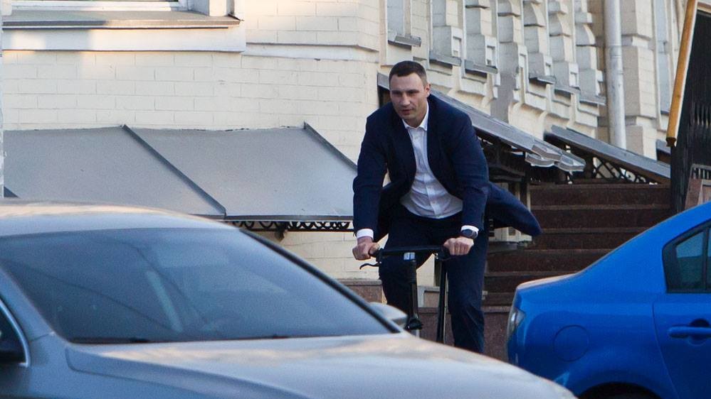 Кличко вирішив пересуватися центром Києва на велосипеді