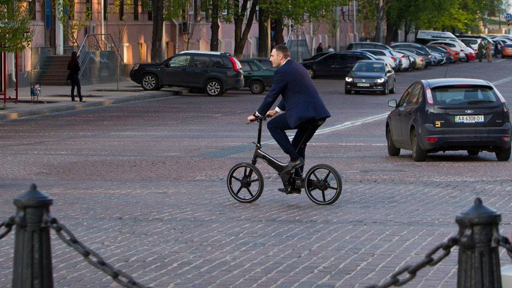 Кличко вирішив пересуватися центром Києва на велосипеді