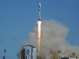 Россия запустила с космодрома "Восточный" первую ракету "Союз-2.1а" с тремя спутниками