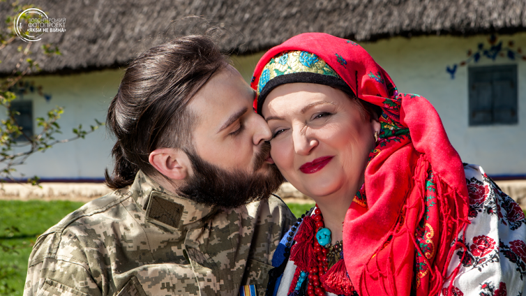 Тамара Платмир і її син Ярослав Платмир (був поранений 30 січня 2015 року біля донецького аеропорту)