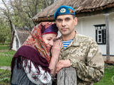 Ольга Зибіна та її син Євген Зибін (був поранений 17 лютого 2015 року при виході з Дебальцевого)