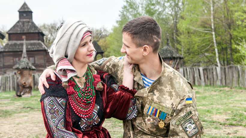 Ірина Пасічник-Петренко та її син Василь Петренко (був поранений 15 липня 2014 року біля Ізварине)