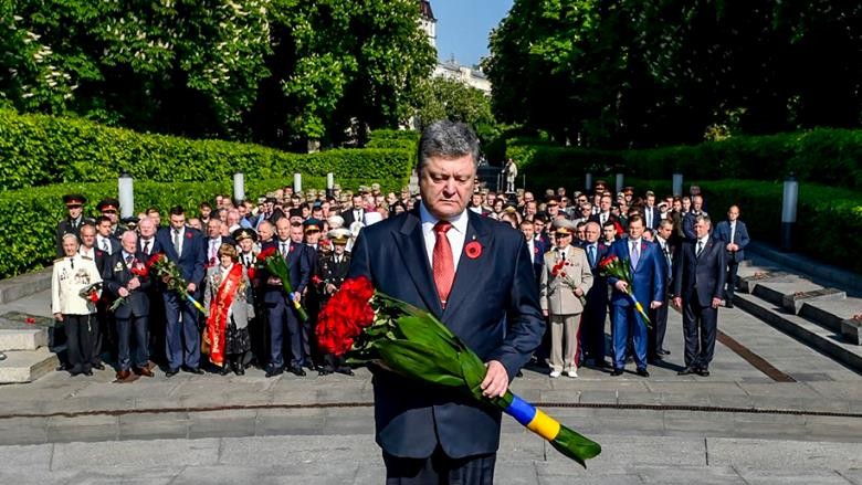 Покладення квітів до могили Невідомому солдату