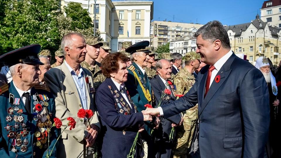 Покладення квітів до могили Невідомому солдату