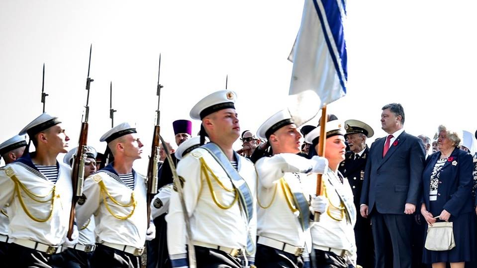 Покладення квітів до могили Невідомому солдату