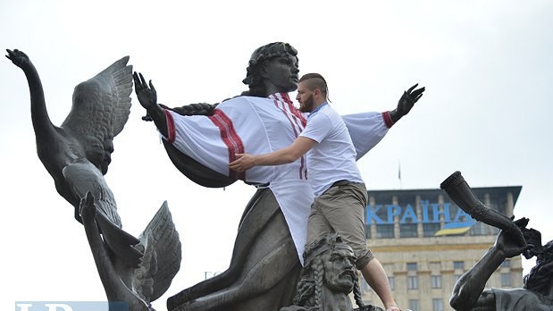 Памятник в центре Киева был установлен в 2001 году