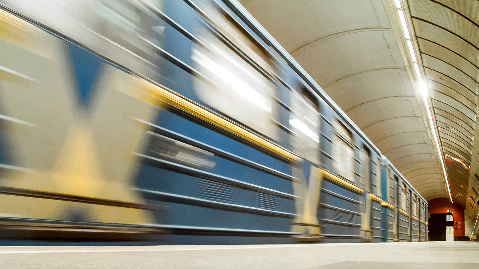 Поезд на станции "Сырец"