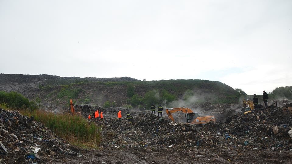 На сміттєзвалищі під Львовом на площі понад 500 кв. м. горить сміття