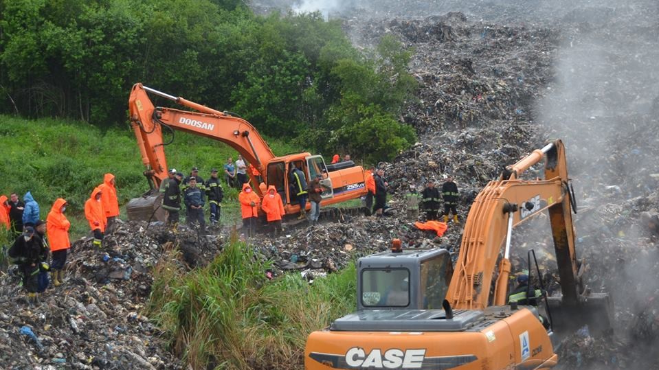 Порошенко доповіли про ліквідацію пожежі на звалищі