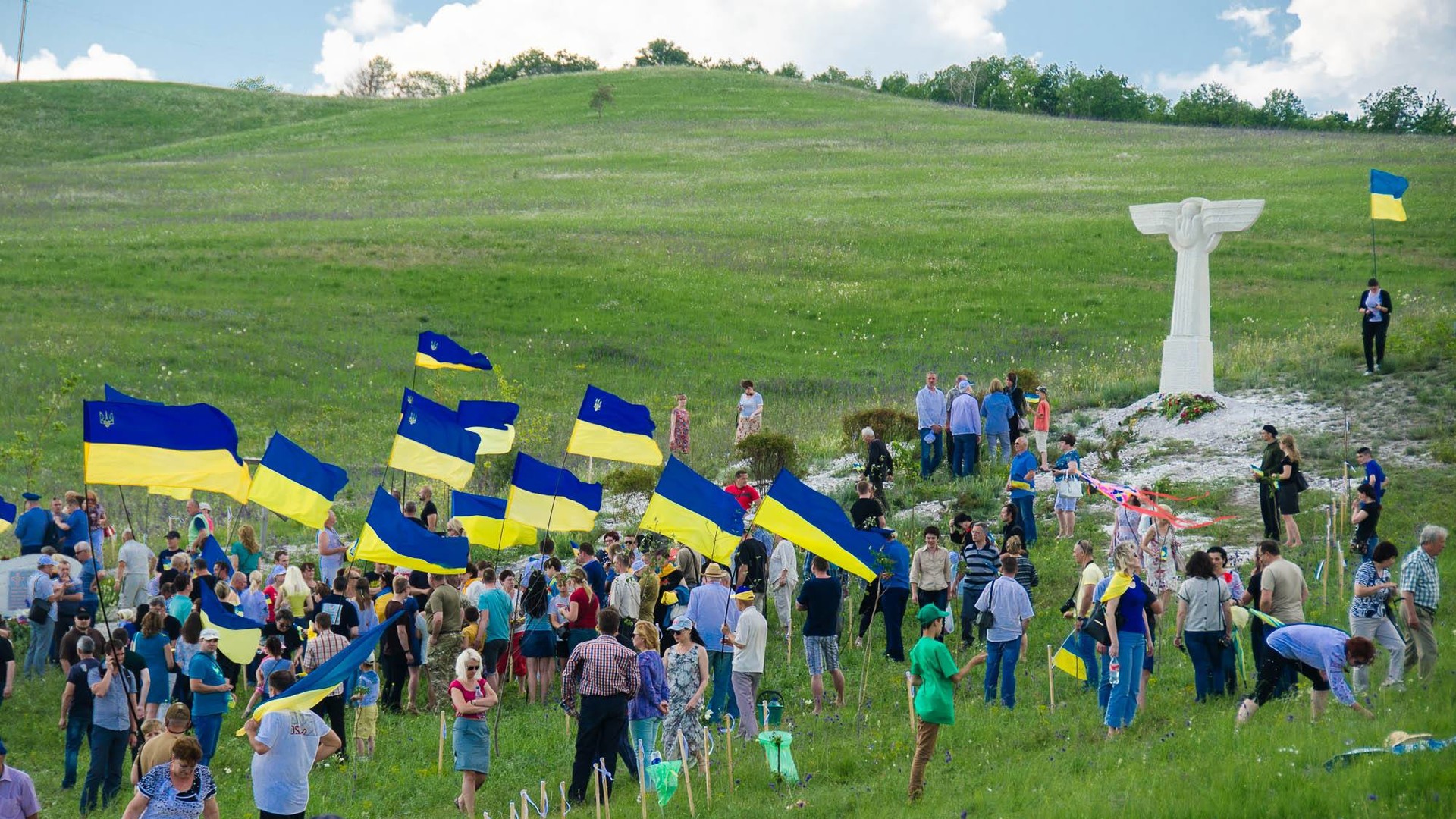 Меморіал називається "Скорботний янгол"