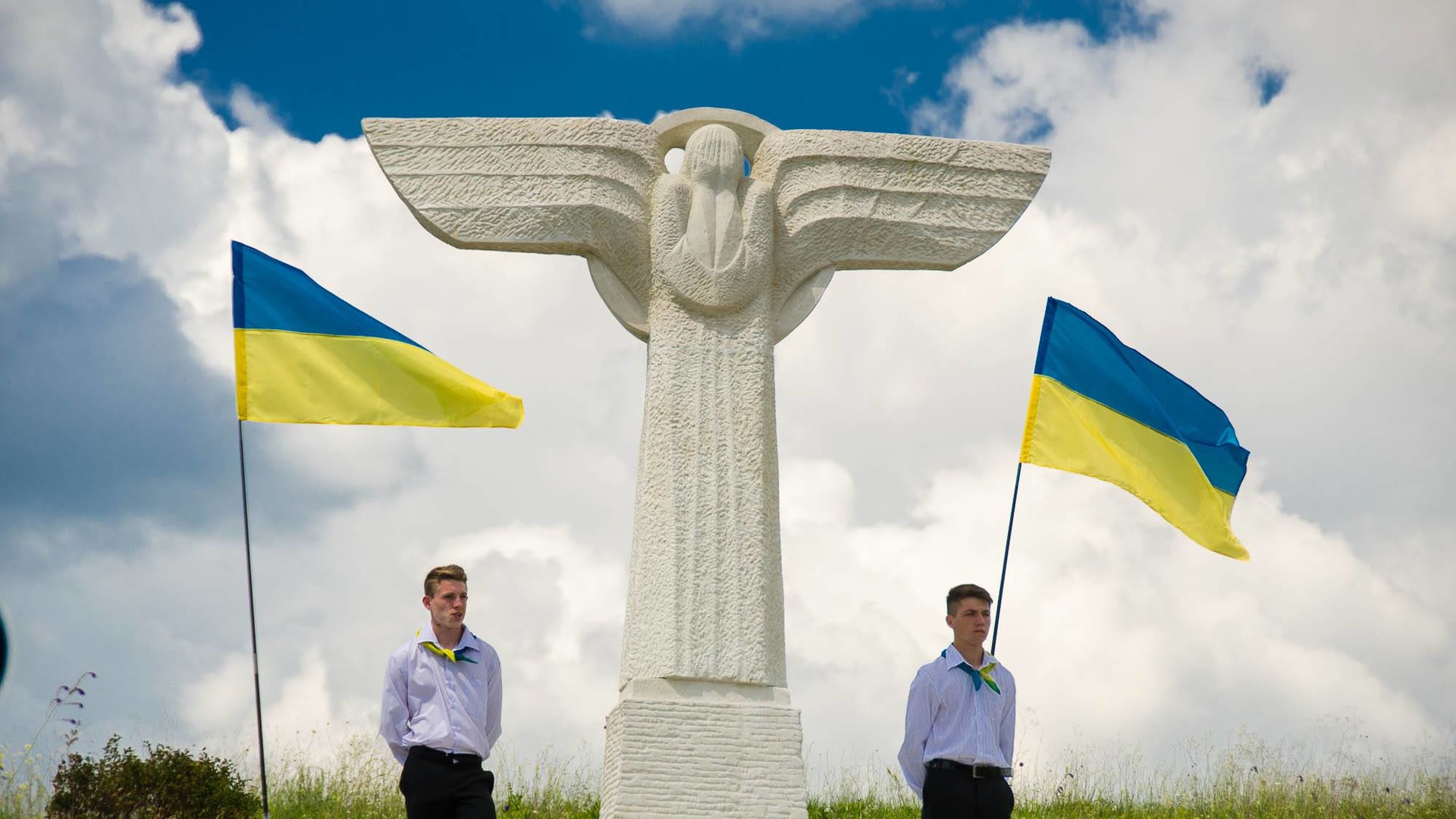 Меморіал називається "Скорботний янгол"