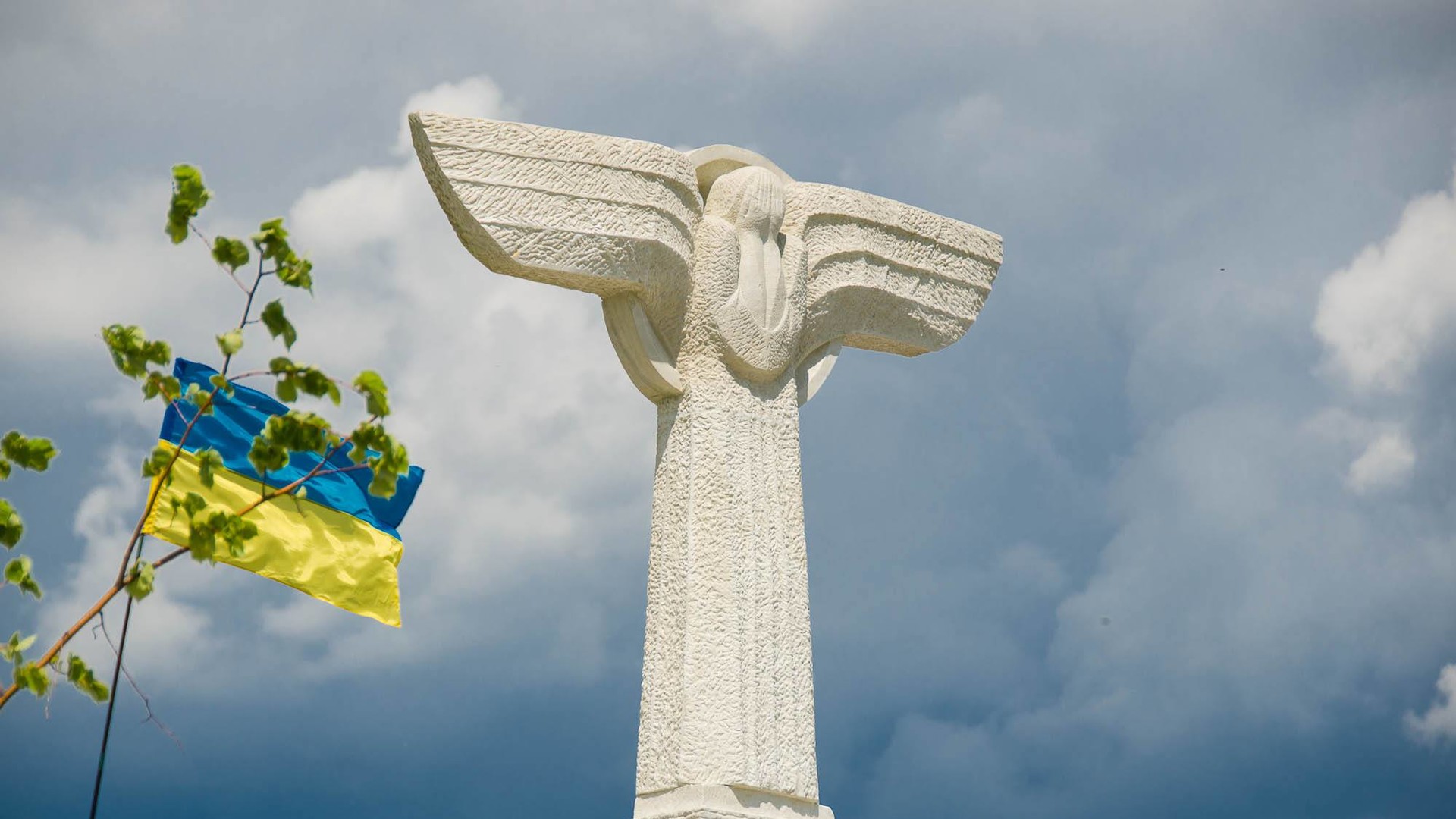 Меморіал називається "Скорботний янгол"