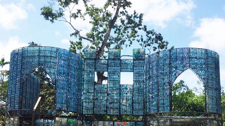 Так виглядає будівництво Plastic Bottle Village