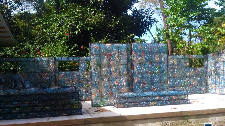 Так виглядає будівництво Plastic Bottle Village