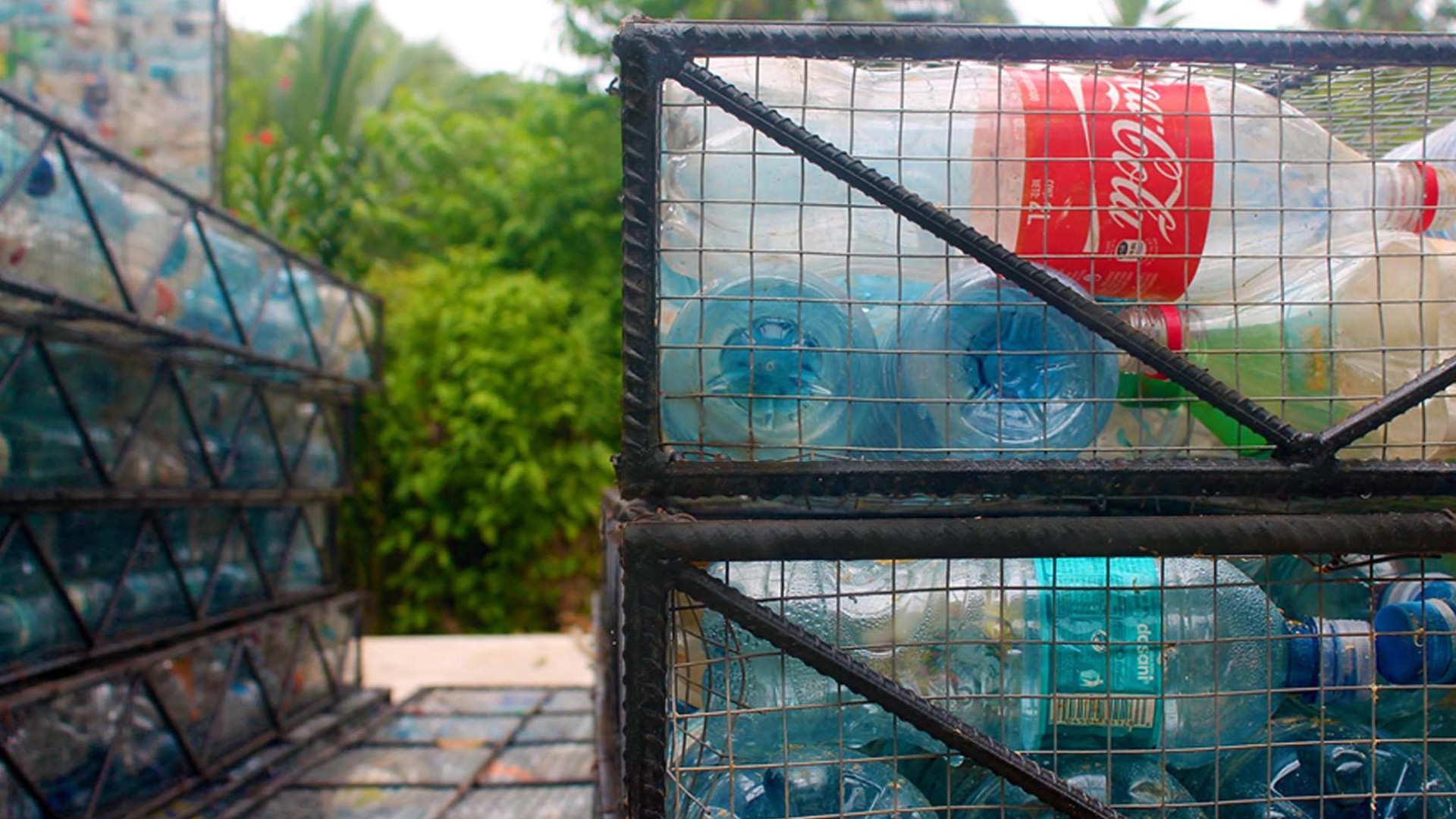 Так виглядає будівництво Plastic Bottle Village