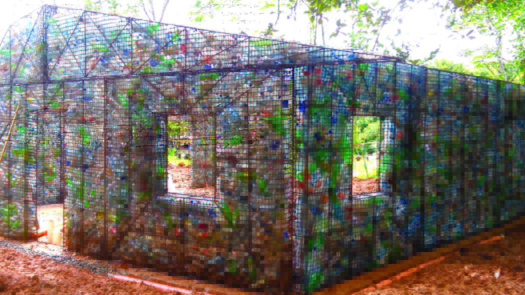 Так виглядає будівництво Plastic Bottle Village