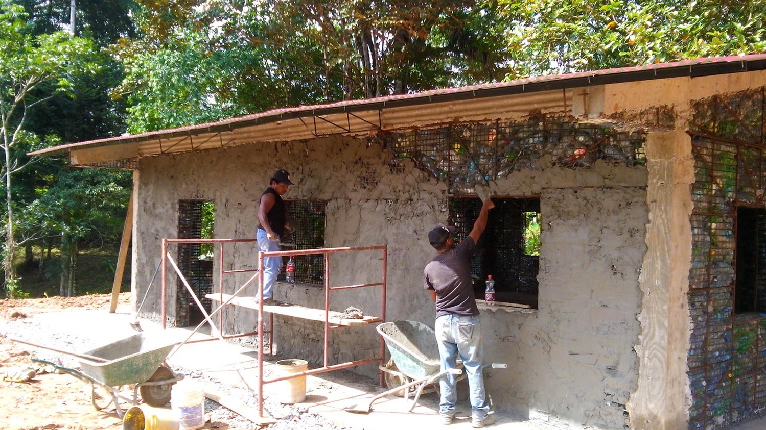 Так виглядає будівництво Plastic Bottle Village