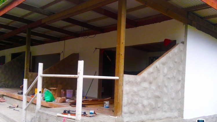 Так виглядає будівництво Plastic Bottle Village