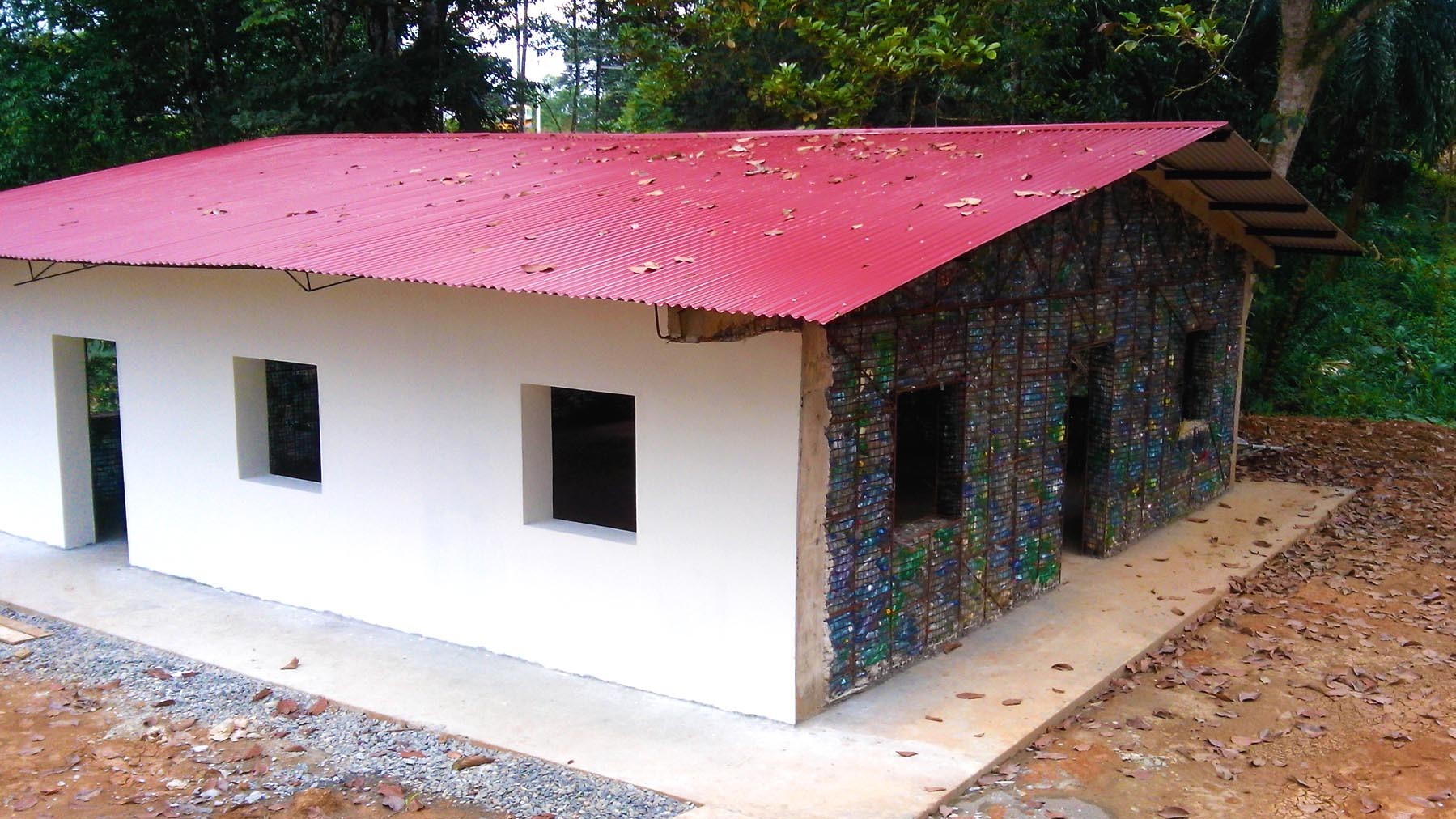 Так виглядає будівництво Plastic Bottle Village