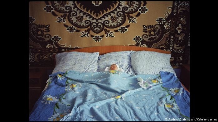 Ребенок в пустой родительской кровати