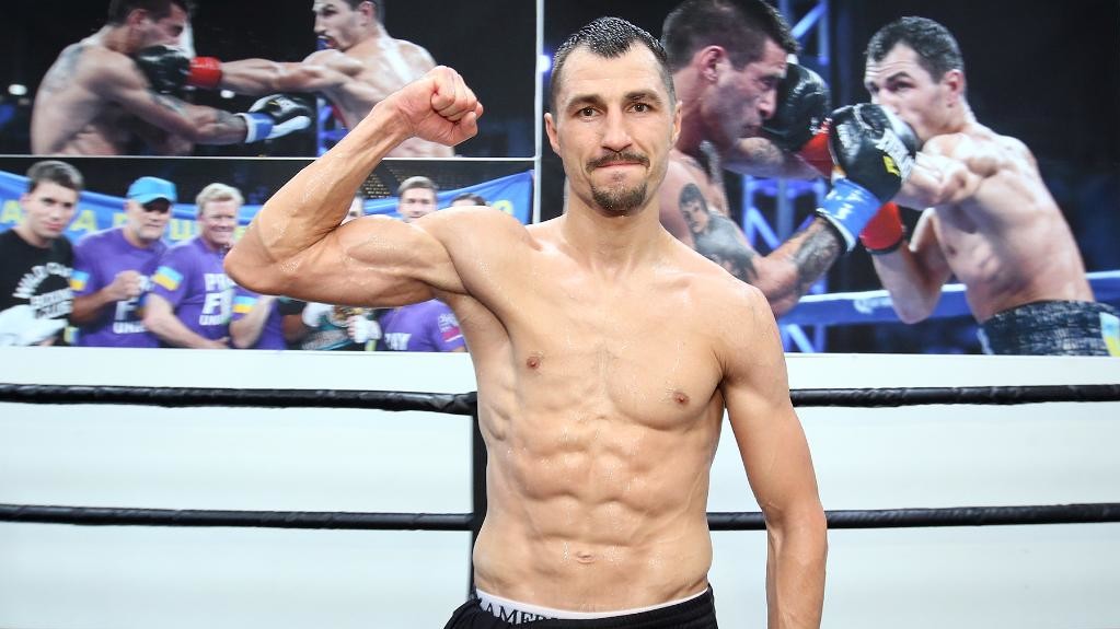 Постол опинився в нокдауні, але повернувся в бій