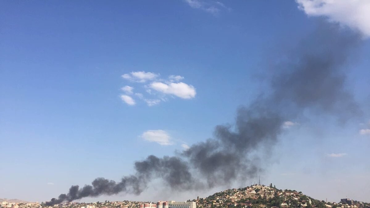 После взрыва над столицей Турции расползается смог