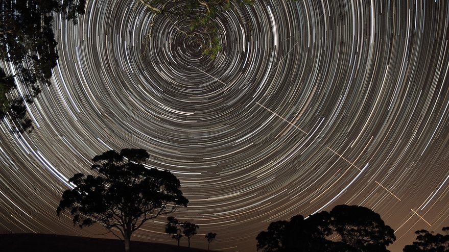 Фото Scott Carnie-Bronca. На фото в небе Австралии видна траектория движения МКС, которая пересекает следы движения звезд.
