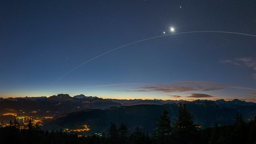 Фото Philippe Jacquot. МКС проходит под Луной и Венерой. Франция.