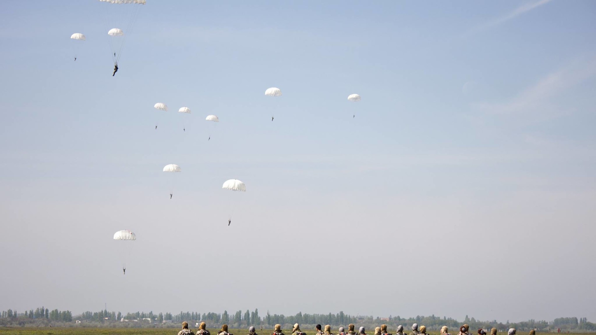 Бійці стрибали з парашутом в різних умовах