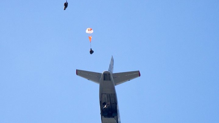 Бійці стрибали з парашутом в різних умовах