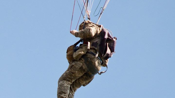 Бійці стрибали з парашутом в різних умовах