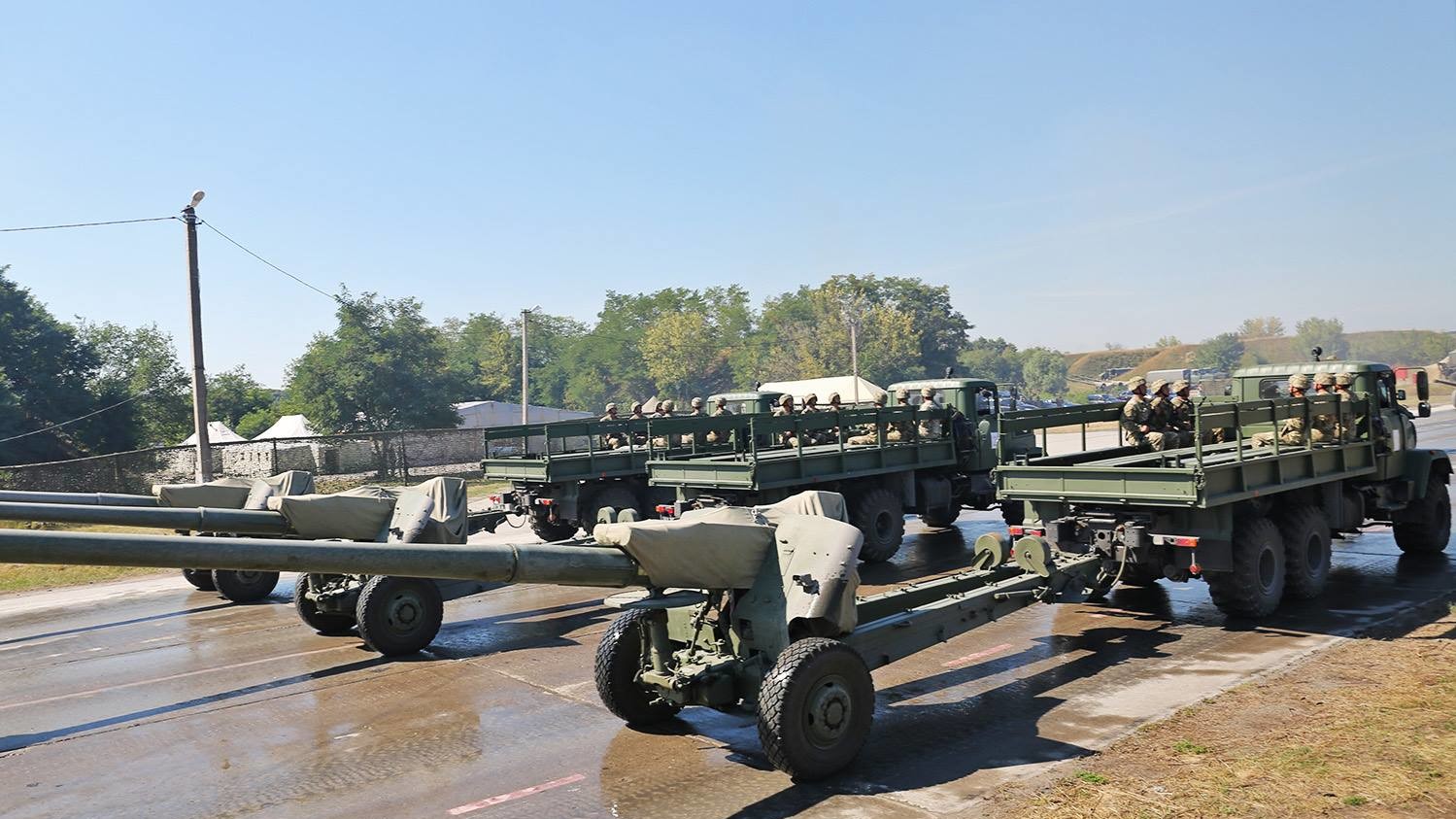 Полторак посмотрел, как проходит подготовка к праздничному параду