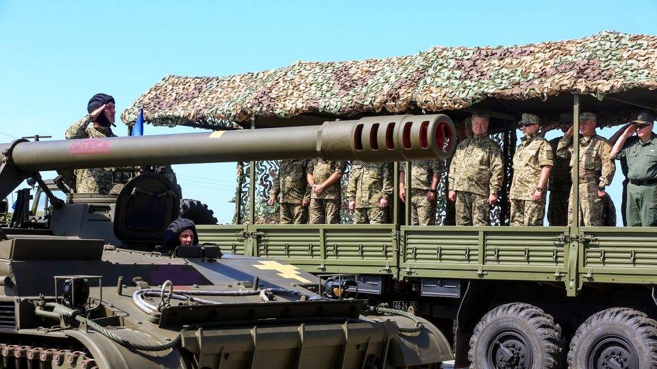 Президент вручил военным сертификаты на технику