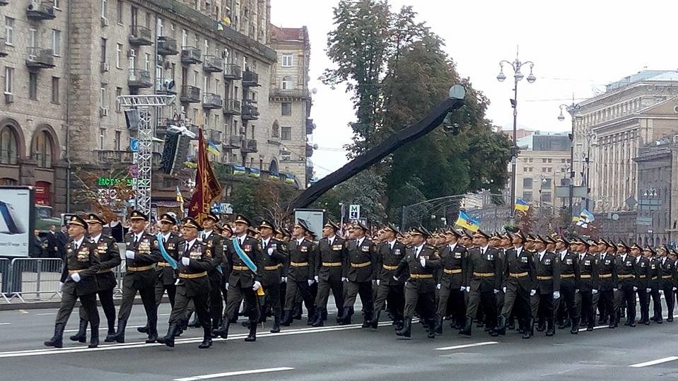 На Хрещатику проходить військовий парад