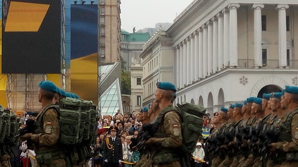 На Хрещатику проходить військовий парад