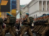 На Крещатике проходит военный парад