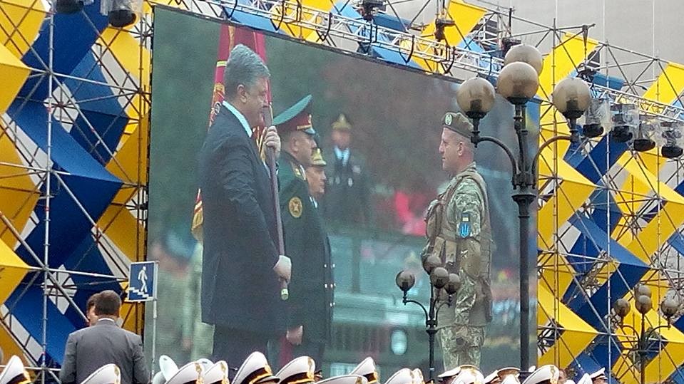 На Хрещатику проходить військовий парад