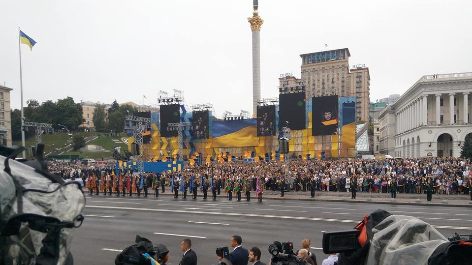 На Хрещатику проходить військовий парад