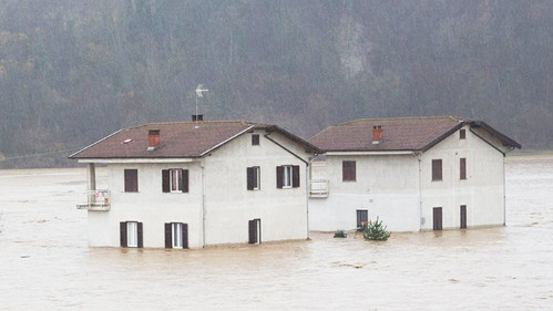 Наводнение парализовало движение и привело к разрушением в  нескольких регионах Италии