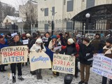 Люди заклеїли паркан посольства фотографіями поранених дітей Алеппо