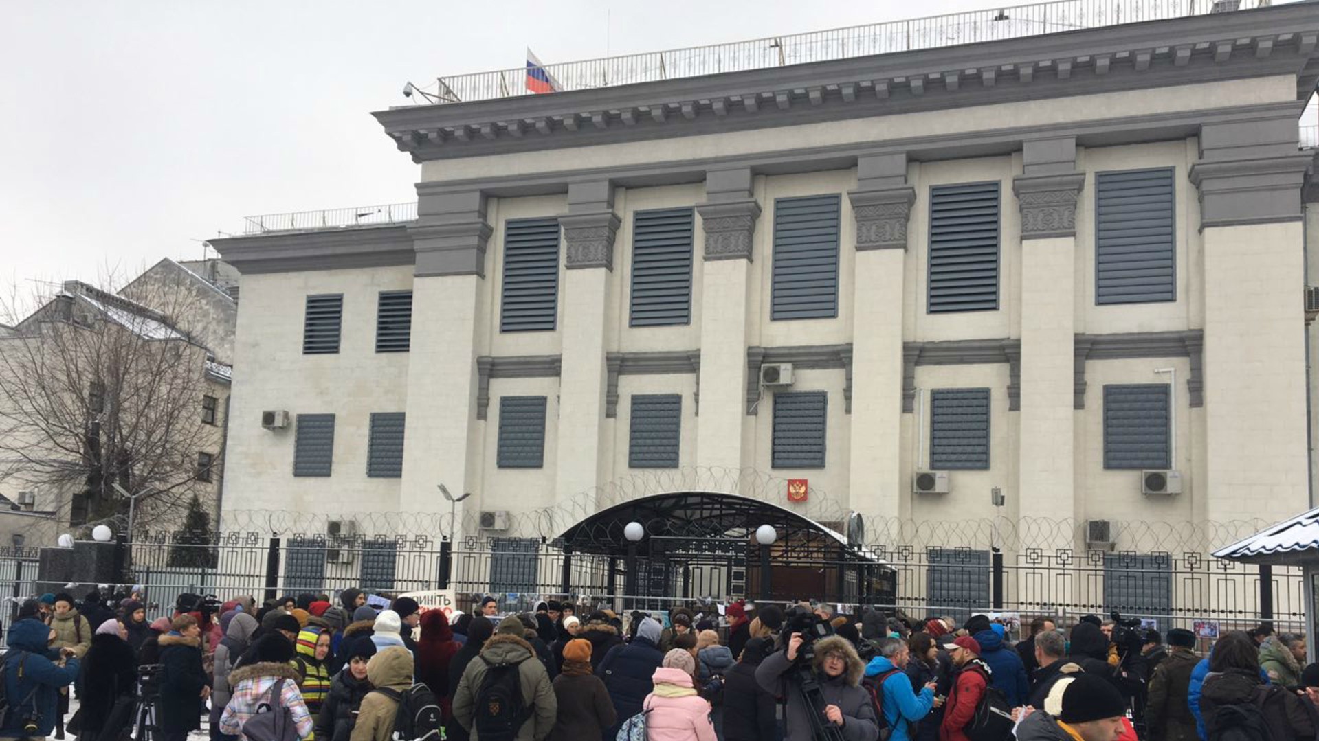 Під будівлею на Повітрофлотському проспекті зібралося близько ста людей