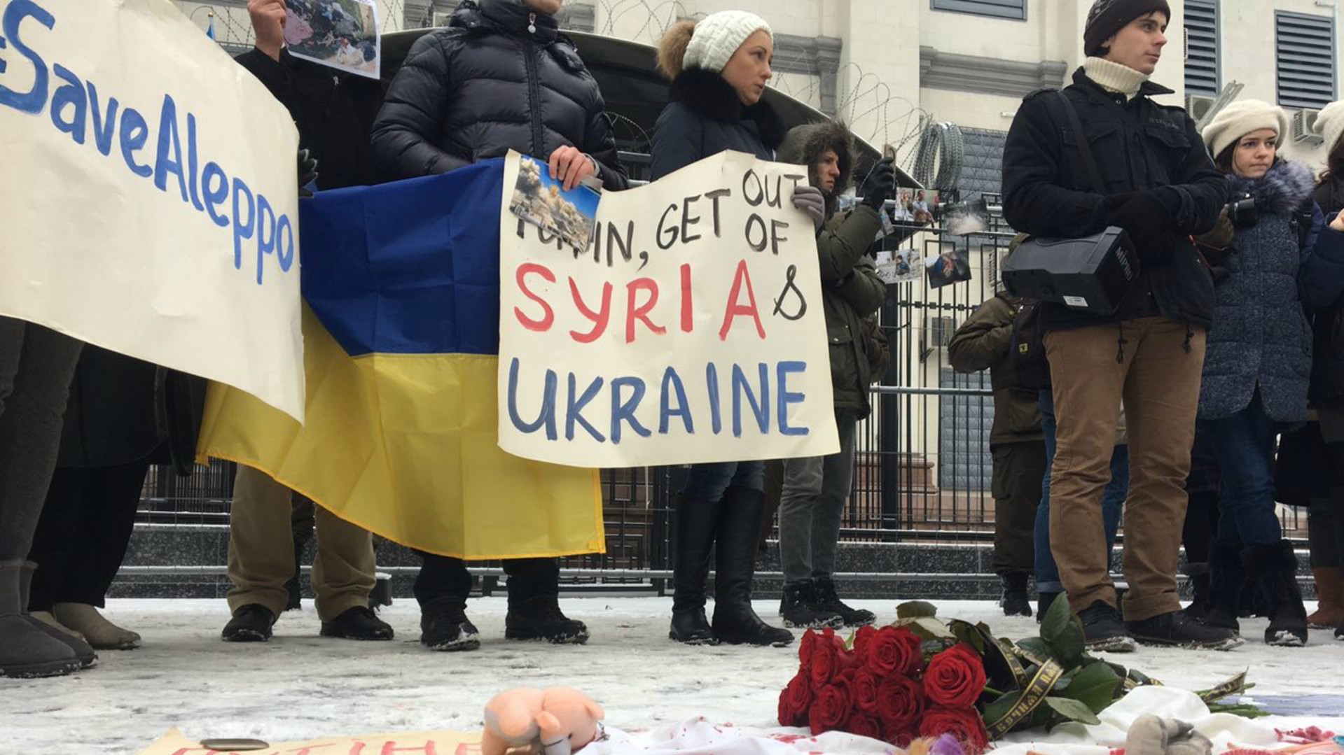 Учасники мітингу проти вбивства дітей в Алеппо